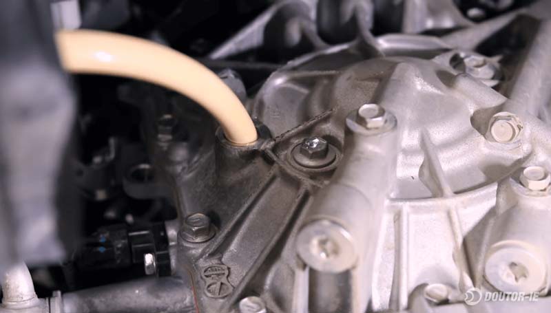 Toyota Corolla 1.8 - procedimento troca de óleo transmissão CVT - funil e mangueira no orifício de abastecimento