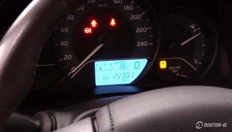 Toyota Corolla 1.8 - procedimento de verificação do nível de óleo transmissão CVT - painel de instrumentos