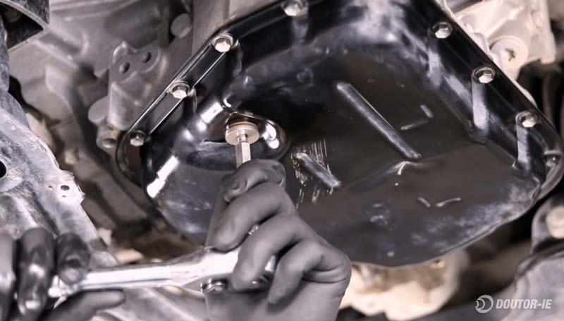 Toyota Corolla 1.8 - procedimento de verificação do nível de óleo transmissão CVT - remoção do bujão de verificação