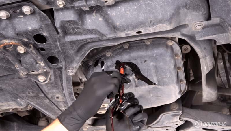 Toyota Corolla 1.8 - procedimento troca de óleo transmissão CVT - tubo de verificação do nível de óleo