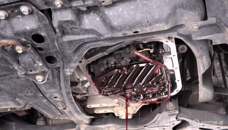 Toyota Corolla 1.8 - procedimento troca de óleo transmissão CVT - cárter removido