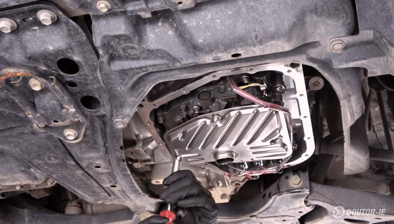 Toyota Corolla 1.8 - procedimento troca de óleo transmissão CVT - instalação do filtro de óleo novo