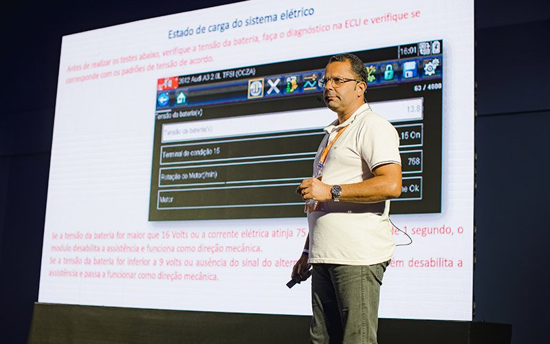 Fernando de Toledo apresenta sua palestra sobre o funcionamento e diagnóstico do sistema de direção elétrica. No Circuito de Palestras Doutor-IE 2022